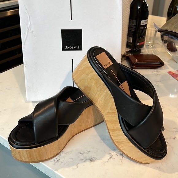 Dolce Vita Black Sandal - Picture 2 of 6
